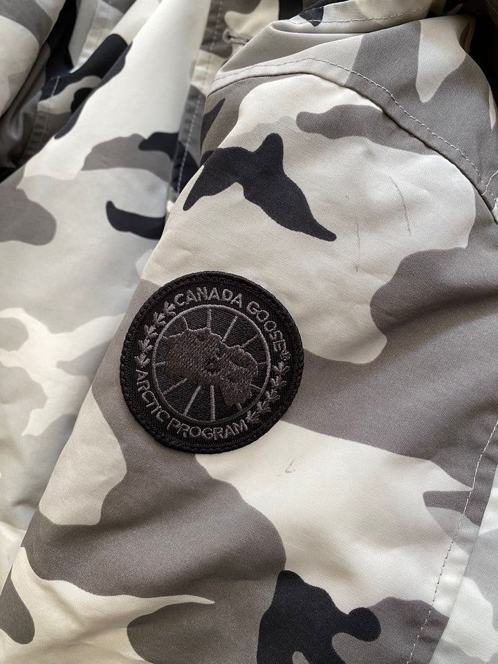 Top chateau parka black label camo Store
